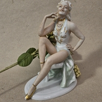 poserende-dame-klaedt-i-hvidt-guldsko-halskaeder-opsat-haar-gammel-porcelænsfigur